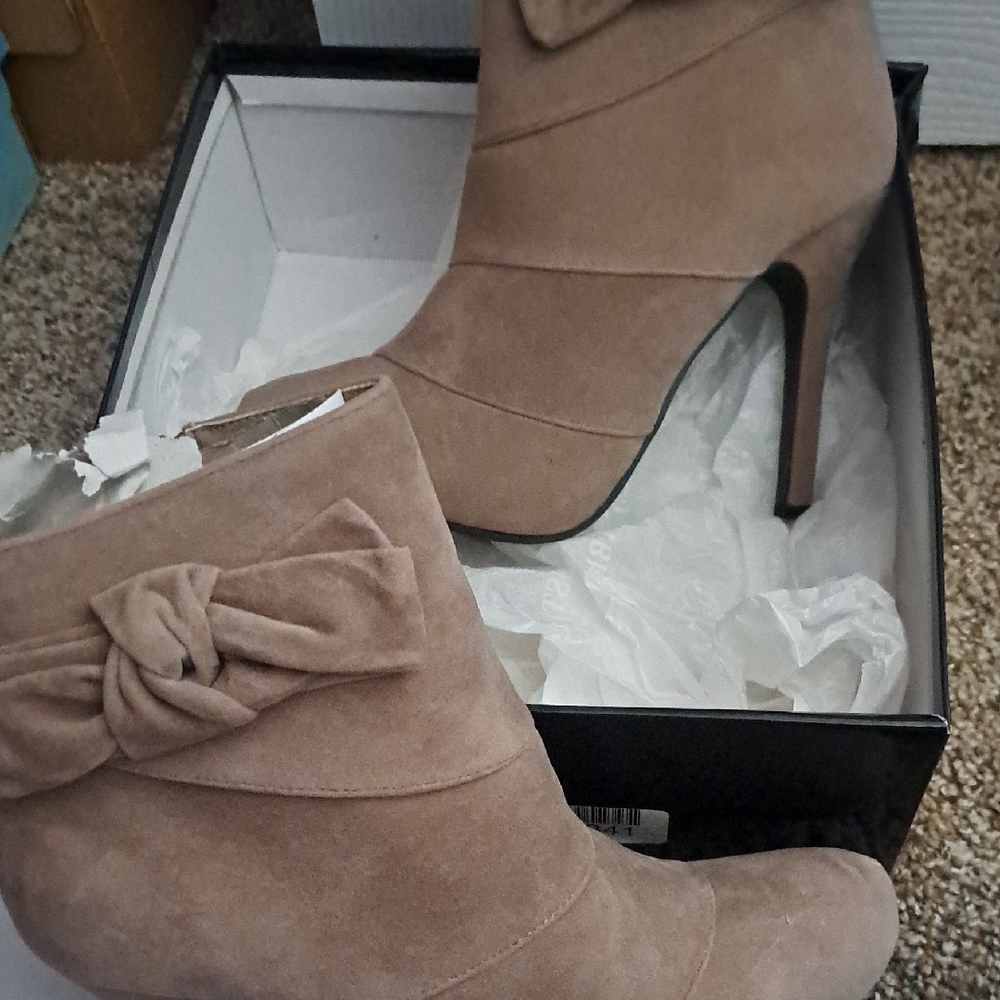 Elegant Tan Ankle Boots with Bow